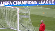 José Mourinho no Estádio da Luz durante jogo da Liga dos Campeões