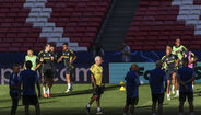Mourinho no relvado do Estádio da Luz durante um treino
