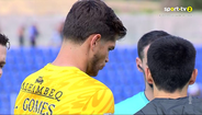 Insólito: choque entre Adriano e André Gomes no regresso ao relvado atrasou recomeço do Santa Clara-Alverca