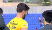 Insólito: choque entre Adriano e André Gomes no regresso ao relvado atrasou recomeço do Santa Clara-Alverca