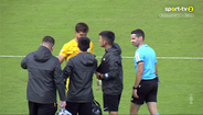 Insólito: choque entre Adriano e André Gomes no regresso ao relvado atrasou recomeço do Santa Clara-Alverca