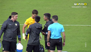 Insólito: choque entre Adriano e André Gomes no regresso ao relvado atrasou recomeço do Santa Clara-Alverca