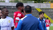 Insólito: choque entre Adriano e André Gomes no regresso ao relvado atrasou recomeço do Santa Clara-Alverca