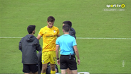 Insólito: choque entre Adriano e André Gomes no regresso ao relvado atrasou recomeço do Santa Clara-Alverca