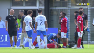 Insólito: choque entre Adriano e André Gomes no regresso ao relvado atrasou recomeço do Santa Clara-Alverca