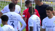 Insólito: choque entre Adriano e André Gomes no regresso ao relvado atrasou recomeço do Santa Clara-Alverca