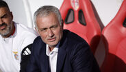 Mourinho no banco do Benfica durante o jogo com o AVS SAD