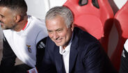 Mourinho no banco do Benfica durante o jogo com o AVS SAD