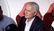 Mourinho no banco do Benfica durante o jogo com o AVS SAD