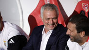 Mourinho no banco do Benfica durante o jogo com o AVS SAD