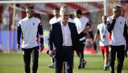 Mourinho no banco do Benfica durante o jogo com o AVS SAD