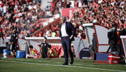 Mourinho no banco do Benfica durante o jogo com o AVS SAD