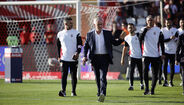 Mourinho no banco do Benfica durante o jogo com o AVS SAD
