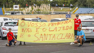 Adeptos do Santa Clara protestam contra a polémica entre o clube e o Governo Regional dos Açores