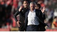 Mourinho deu trabalho ao 4.º árbitro do AVS SAD-Benfica, João Pedro Afonso