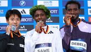 Sabastian Sawe com Akasaki (2.º) e Chimdessa Debele (3.º)