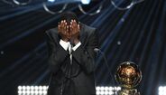Dembélé não conseguiu conter as lágrimas após vencer a Bola de Ouro