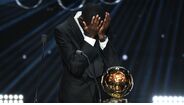 Dembélé não conseguiu conter as lágrimas após vencer a Bola de Ouro