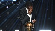 Dembélé não conseguiu conter as lágrimas após vencer a Bola de Ouro