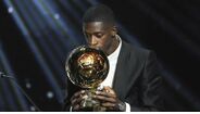 Dembélé beija a Bola de Ouro