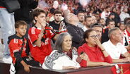 Momento de muita emoção: jogadores do Benfica homenageiam Gullit, Rita e Tino antes do jogo com o Rio Ave