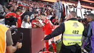 Momento de muita emoção: jogadores do Benfica homenageiam Gullit, Rita e Tino antes do jogo com o Rio Ave