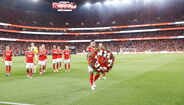 Momento de muita emoção: jogadores do Benfica homenageiam Gullit, Rita e Tino antes do jogo com o Rio Ave