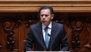 Luís Montenegro discursa no parlamento