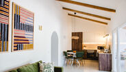 Sala de estar luminosa com cozinha aberta e decoração moderna