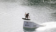 Atletas competem no Campeonato Nacional de Wakeboard no Lago Azul.
