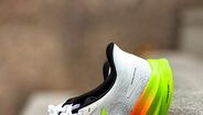 Skechers Aero Spark: modelo versátil com espuma Hyperburst Ice e placa de fibra de carbono