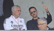 Mourinho com Mário Branco a assistir ao Benfica B-Torreense
