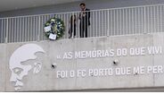 André Villas-Boas e a filha de Alfredo Quintana junto ao memorial ao seu pai