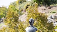 Coroa de flores junto ao busto de Rui Filipe
