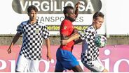 Jogadores em ação durante a partida
