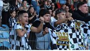 Adeptos apoiam equipa de futebol nas bancadas do estádio