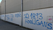 Grafítis contestam Reinaldo Teixeira na sede da Liga e no edifício junto ao organismo