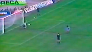 O momento em que Ivkovic trava o remate de Maradona