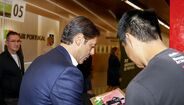 Rui Costa dá autógrafo