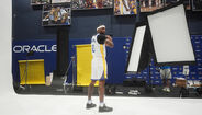 Gary Payton II nos bastidores, equipado com o uniforme dos Warriors