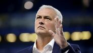 Do cumprimento a velhos amigos ao reencontro com os adeptos: as imagens do regresso de Mourinho a Stamford Bridge