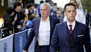 Do cumprimento a velhos amigos ao reencontro com os adeptos: as imagens do regresso de Mourinho a Stamford Bridge