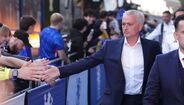 Do cumprimento a velhos amigos ao reencontro com os adeptos: as imagens do regresso de Mourinho a Stamford Bridge