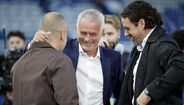 Do cumprimento a velhos amigos ao reencontro com os adeptos: as imagens do regresso de Mourinho a Stamford Bridge