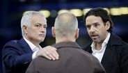 Do cumprimento a velhos amigos ao reencontro com os adeptos: as imagens do regresso de Mourinho a Stamford Bridge