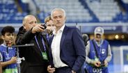 Do cumprimento a velhos amigos ao reencontro com os adeptos: as imagens do regresso de Mourinho a Stamford Bridge