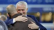 Do cumprimento a velhos amigos ao reencontro com os adeptos: as imagens do regresso de Mourinho a Stamford Bridge