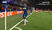 Adeptos do Benfica atiraram de tudo a Enzo Fernández e o médio reagiu... com um aplauso irónico