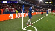 Adeptos do Benfica atiraram de tudo a Enzo Fernández e o médio reagiu... com um aplauso irónico