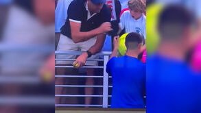 O momento em que milionário rouba boné oferecido por Majchrzak a uma criança  no US Open  